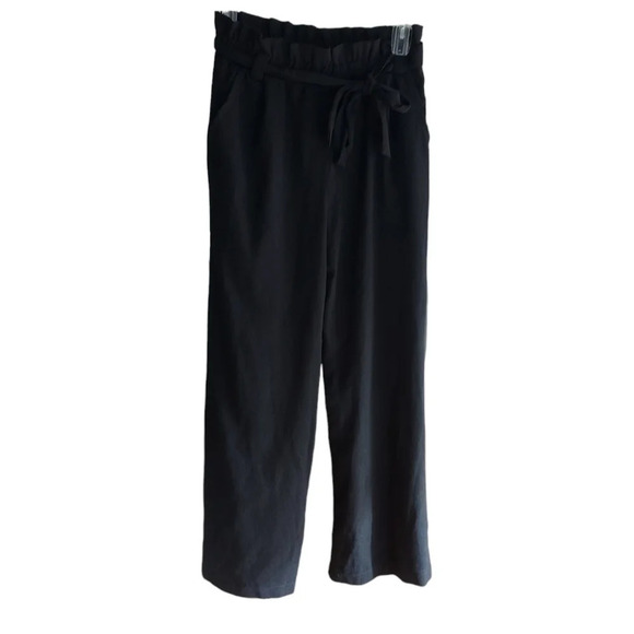 Have black pants with pockets and belt - Picture 1 of 4